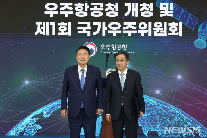 [사천=뉴시스] 조수정 기자 = 윤석열 대통령이 30일 경남 사천 우주항공청에서 열린 우주항공청 개청식 및 제1차 국가우주위원회에서 윤영빈 우주항공청장에게 임명장을 수여한 뒤 기념촬영을 하고 있다. 2024.05.30. chocrystal@newsis.com