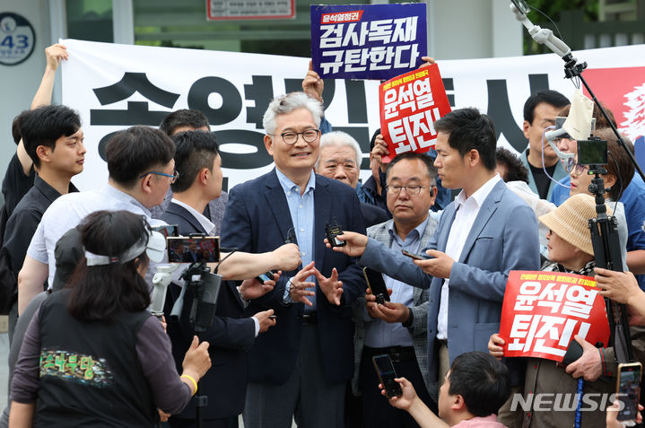 [의왕=뉴시스] 홍효식 기자 = 불법 정치자금 수수 등 혐의로 법정 구속돼 재판 중인 송영길 소나무당 대표가 30일 경기 의왕시 서울구치소에서 보석으로 석방돼 취재진 질문에 답하고 있다. 2024.05.30. yesphoto@newsis.com