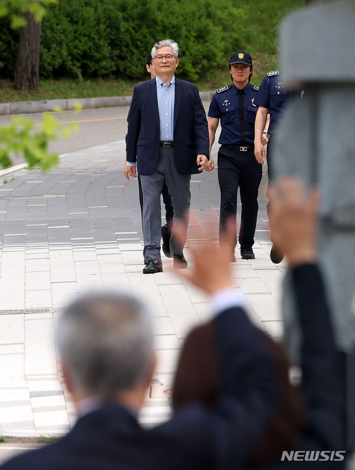 [의왕=뉴시스] 홍효식 기자 = 불법 정치자금 수수 등 혐의로 법정 구속돼 재판 중인 송영길 소나무당 대표가 30일 경기 의왕시 서울구치소에서 보석으로 석방돼 나오고 있다. 2024.05.30. yesphoto@newsis.com