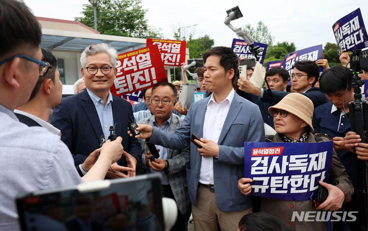 [의왕=뉴시스] 홍효식 기자 = 불법 정치자금 수수 등 혐의로 법정 구속돼 재판 중인 송영길 소나무당 대표가 30일 경기 의왕시 서울구치소에서 보석으로 석방돼 나오고 있다. 2024.05.30. yesphoto@newsis.com