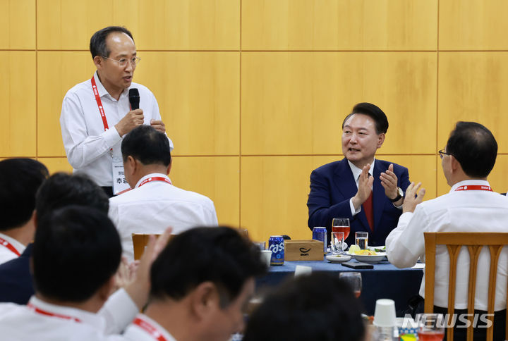 [충남=뉴시스] 전신 기자 = 윤석열 대통령이 30일 충남에서 열린 제22대 국민의힘 국회의원 워크숍에서 추경호 원내대표의 발언에 박수치고 있다. (대통령실통신사진기자단) 2024.05.30. photo1006@newsis.com