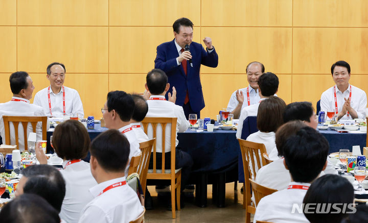 [충남=뉴시스] 전신 기자 = 윤석열 대통령이 30일 충남에서 열린 제22대 국민의힘 국회의원 워크숍에서 인사말을 하며 의원들을 격려하고 있다. (대통령실통신사진기자단) 2024.05.30. photo1006@newsis.com