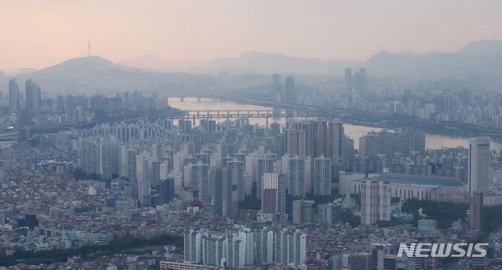 [서울=뉴시스] 조수정 기자 = 서울 아파트값이 상승폭이 가팔라지고 있다. 30일 한국부동산원에 따르면 5월 넷째주(27일 기준) 전국 주간 아파트가격 동향을 조사한 결과 매매가격이 0.01% 상승해 전주와 같은 수준을 유지했다. 수도권(0.02%→0.03%) 및 서울(0.05%→0.06%)은 상승폭 확대, 지방(0.00%→-0.01%)은 하락 전환했다. 사진은 30일 서울 상공에서 바라본 서울 시내 아파트. 사진상 보이는 다리 아래쪽이 강남구와 송파구 일대. 2024.05.30. chocrystal@newsis.com