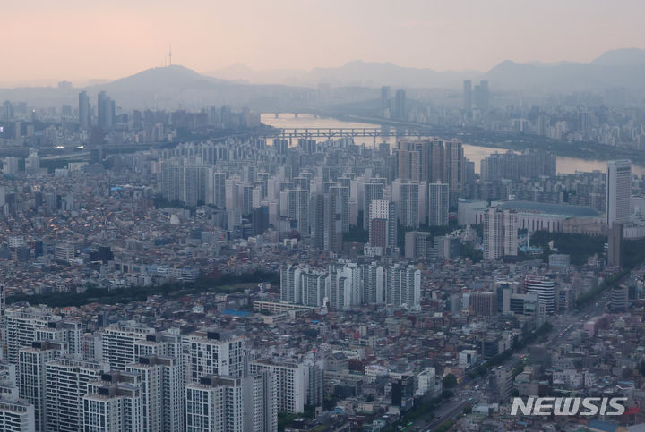 [서울=뉴시스] 조수정 기자 = 서울 상공에서 바라본 서울 시내 아파트. 사진상 보이는 다리 아래쪽이 강남구와 송파구 일대. 2024.05.30. chocrystal@newsis.com