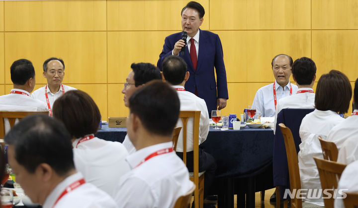 [충남=뉴시스] 국회사진기자단=윤석열 대통령이 30일 오후 충남 천안 에서 열린 ’제22대 국민의힘 국회의원 워크숍’ 만찬 행사에 참석해 인사말을 하고 있다.2024.05.30. photo@newsis.com