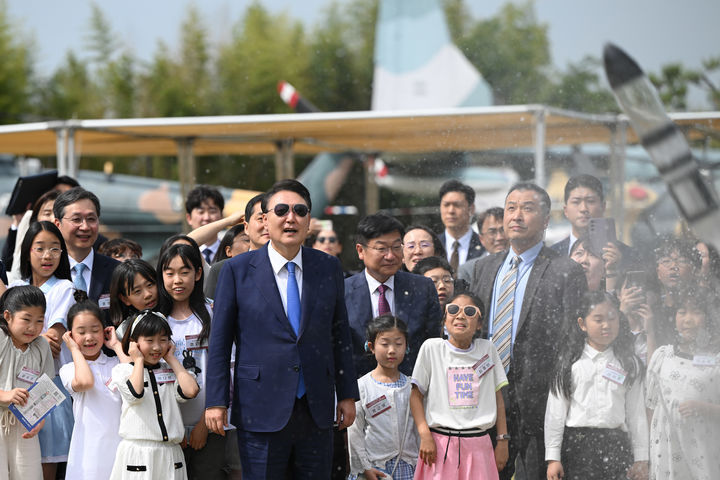 [서울=뉴시스] 윤석열 대통령이 30일 경남 사천 항공우주박물관 잔디마당에서 열린 미래세대와 함께하는 우주항공 축제에서 물로켓 부문 수상작 발사 시연을 지켜보고 있다. (사진=대통령실 제공) 2024.05.30. photo@newsis.com *재판매 및 DB 금지