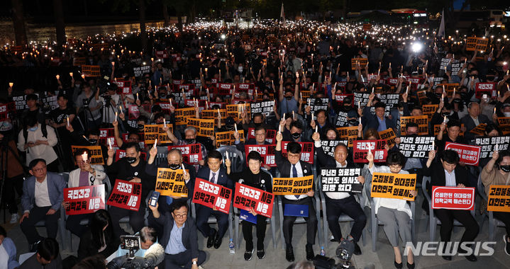 [서울=뉴시스] 이영환 기자 = 30일 오후 서울 중구 덕수궁 대한문 앞에서 대한의사협회가 주최한 대한민국정부, 한국의료 사망선고 촛불집회에서 임현택 대한의사협회장과 참석자들이 피켓과 촛불을 들고 있다. 2024.05.30. 20hwan@newsis.com