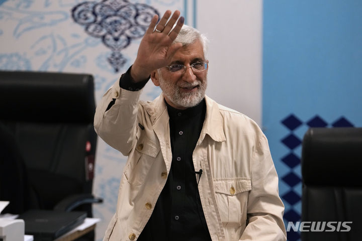 [테헤란=AP/뉴시스] 이란 핵심 실권자 알리 라리자니 최고국가안보회의 사무총장이 이스라엘 공습으로 사망한 가운데, 후임 안보 수장으로 강경파 인사인 사이드 잘릴리 전 사무총장이 유력하다는 보도가 나왔다. 사진은 잘릴리 전 사무총장이 2024년 5월31일 테헤란 내무부에서 대통령 보궐선거 후보 등록을 마친 뒤 인사하는 모습. 2026.03.18.