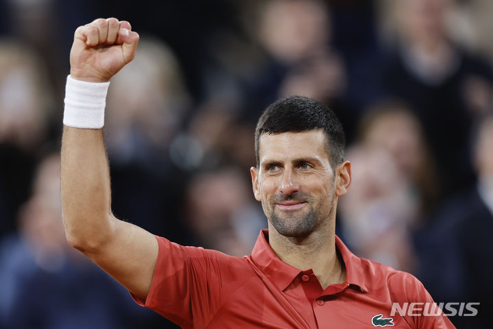 [파리=AP/뉴시스] 노바크 조코비치(1위·세르비아)가 30일(현지시각) 프랑스 파리 롤랑가로스 경기장에서 열린 프랑스오픈 남자 단식 2라운드에서 로베르토 카바예스 바에나(63위·스페인)를 꺾은 후 세리머니하고 있다. 이 대회 2연패를 노리는 조코비치가 3-0(6-4 6-1 6-2)으로 완승하고 3회전에 올랐다. 2024.05.31.