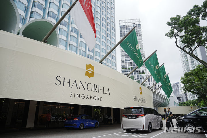 [싱가포르=AP/뉴시스]31일 아시아안보회의(샹그릴라 대화)가 열리는 싱가포르의 샹그릴라 호텔 입구에서 경찰관들이 경비를 서고 있다. 