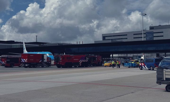 [서울=뉴시스] 네덜란드에서 이륙을 준비하던 여객기 엔진에 사람이 빨려 들어가 사망한 사건이 발생했다(사진= X 갈무리) *재판매 및 DB 금지