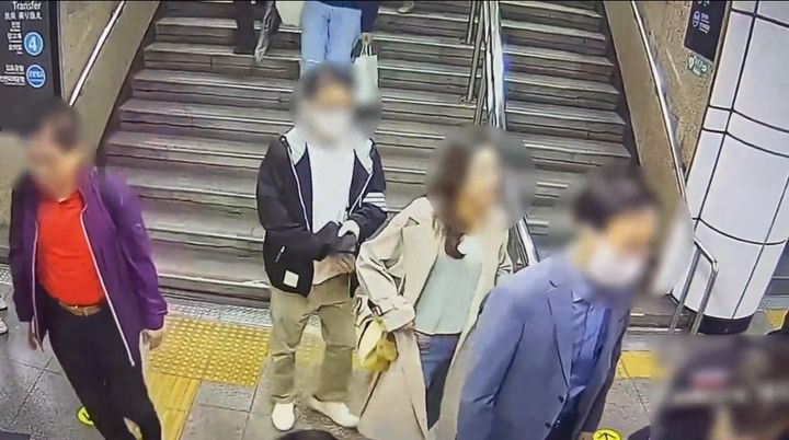 [서울=뉴시스] A씨가 피해자 가방 안의 지갑을 빼내는 모습. (사진=서울경찰청 지하철경찰대 제공) photo@newsis.com *재판매 및 DB 금지