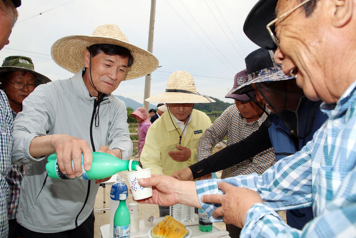 [밀양=뉴시스] 안병구 경남 밀양시장이 30일 초동면 검암리 모내기 영농현장에서 농민들을 격려하고 있다. (사진=밀양시 제공) 2024.05.31. photo@newsis.com&nbsp;&nbsp; *재판매 및 DB 금지