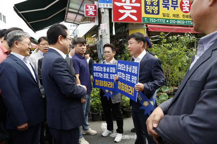 [순천=뉴시스] 정병회 순천시의장과 시의원들이 30일 순천 웃장을 방문한 김영록 도지사를 만나 의대 공모 중단을 요구하고 있다. (사진=순천시의회 제공) 2024.05.31. photo@newsis.com *재판매 및 DB 금지