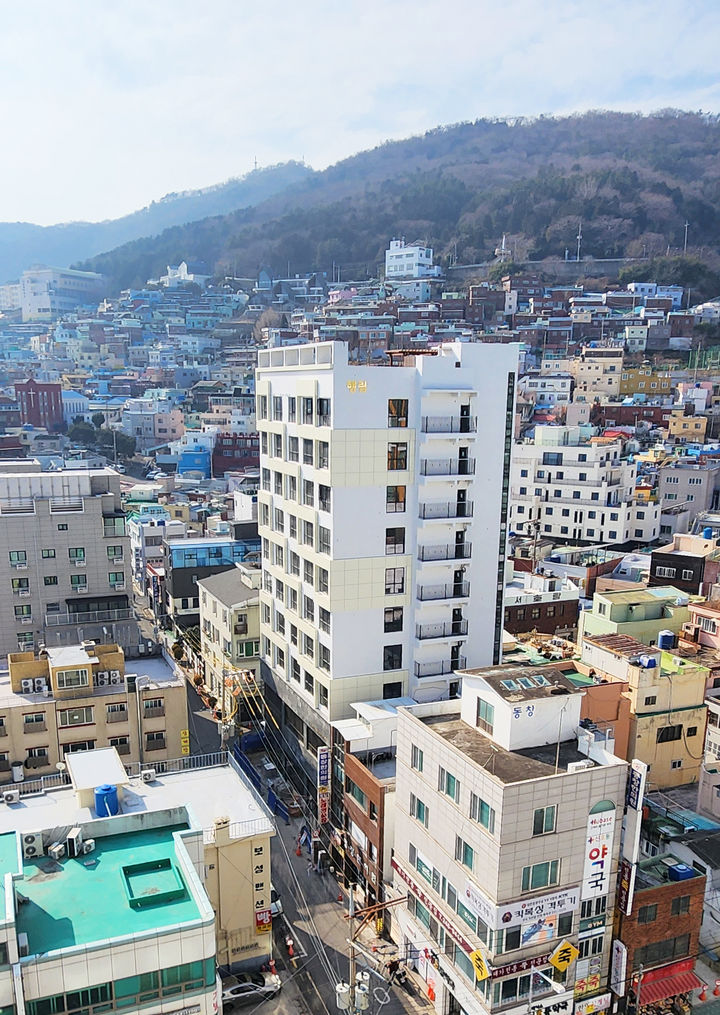 [부산=뉴시스] 부산대학교는 의과대학 동문들의 염원을 담은 '부산대 의과대학 발전재단 행림빌딩'의 준공식을 지난 30일 오후 부산 서구 신축현장에서 개최됐다고 31일 밝혔다. (사진=부산대 제공) *재판매 및 DB 금지