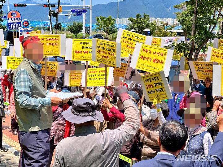 [부산=뉴시스] 원동화 기자 = 31일 부산 강서구 신라스테이 서부산 앞에서 가덕도신공항 대항지구보상대책위원회가 이주대책 마련을 촉구하는 시위를 열고 있다. 2024.05.31. dhwon@newsis.com