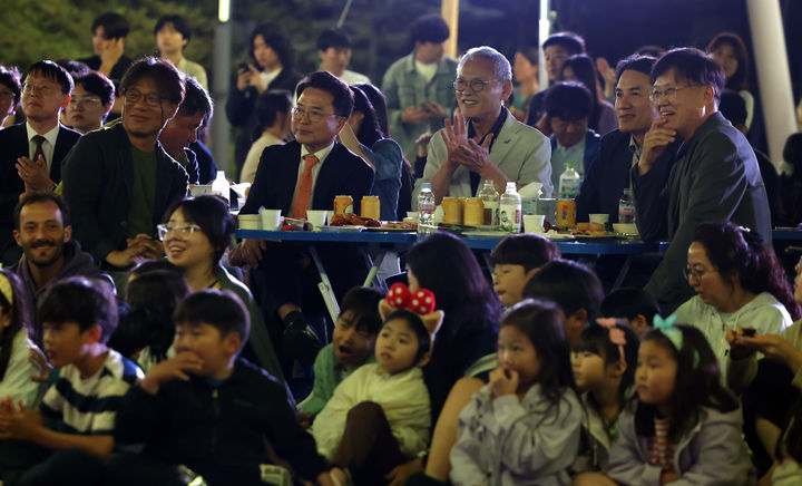 유인촌 문화체육관광부 장관이 30일 춘천 축제극장몸짓에서 열린 '춘천 마임축제 페스티벌 클럽' 행사에 참석해 김진태 강원도지사, 육동한 춘천시장 등과 함께 공연을 관람하고 있다.. (사진=문화체육관광부 제공) photo@newsis.com *재판매 및 DB 금지