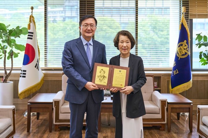 조영수 한세예스24문화재단 명예이사장이 서울대학교 인문대학에 발전기금 1억원을 기부하고 감사패를 수여받았다. (사진=한세예스24문화재단 제공) *재판매 및 DB 금지