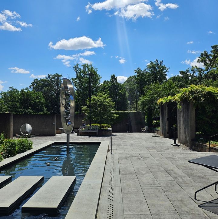  사진=이한빛] 앨런∙자넷 뷔르츠버거 조각 정원의 중앙엔 작은 연못이 있고, 그 가운데에는 노구치 이사무의 조각 ‘무제’(1958)이 놓였다. *재판매 및 DB 금지