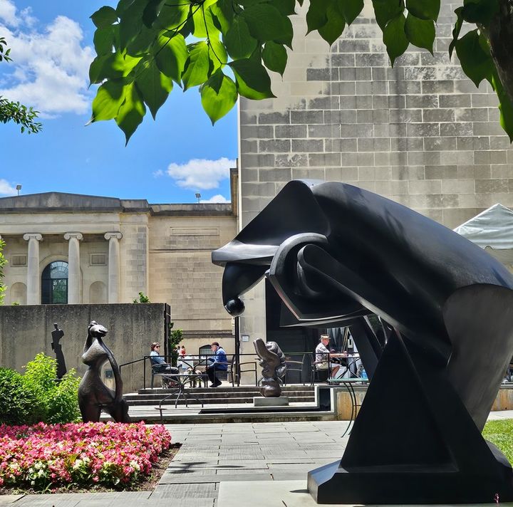 [사진=이한빛]'비밀의 정원’처럼 콘크리트 벽 사이 육중한 철문을 통과해야 뷔르츠버거 조각공원에 들어설 수 있다. 크고 작은 조각들이 나란히 놓인 가운데, 관객들은 거트루드 레스토랑에서 여유롭게 야외 정원과 조각을 감상할 수 있다. *재판매 및 DB 금지