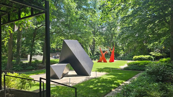  [사진=이한빛]토니 스미스의 작품 뒤로 칼더의 빨간 조각, ‘100야드 대시’(1969)가 보인다. *재판매 및 DB 금지