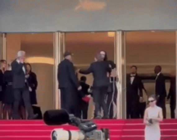 [서울=뉴시스] 우크라이나 출신 모델 사와 폰티이스카가 칸영화제 레드카펫에서 포즈를 취하려고하자 경호원이 이를 제지하고 있다. (사진=틱톡 갈무리) *재판매 및 DB 금지 *재판매 및 DB 금지