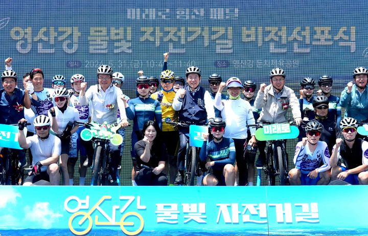  [나주=뉴시스] 송창헌 기자 = 김영록 전남지사가 31일 나주 영산강 둔치체육공원에서 열린 '영산강 자전거길 정비 비전선포식'에서 주요 내빈, 참석자들과 자전거 페달을 힘차게 밟는 퍼포먼스를 펼치고 있다. (사진=전남도 제공) 2024.05.31 photo@newsis.com *재판매 및 DB 금지