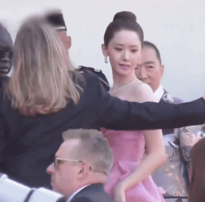 [서울=뉴시스] 지난 19일(현지시각) 프랑스에서 열린 제77회 칸 국제 영화제에 참석한 소녀시대 윤아가 과잉 경호를 받고 있는 모습. (사진=X 갈무리) *재판매 및 DB 금지 *재판매 및 DB 금지