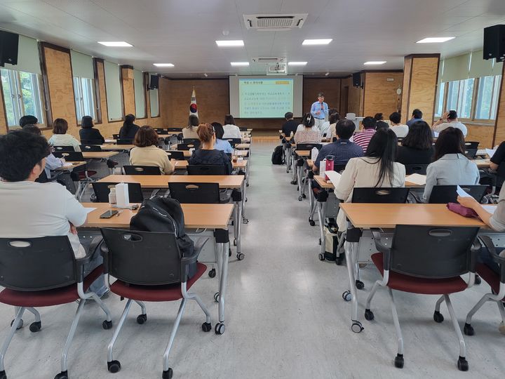 [창녕=뉴시스] 창녕교육지원청이 학교생활기록부 기재요령 연수를 하고 있다. 본 기사와 직접 관련 없음. (사진=창녕교육지원청 제공) 2024.05.31. photo@newsis.com *재판매 및 DB 금지