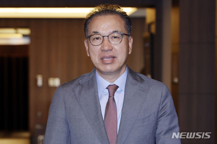 [서울=뉴시스] 최동준 기자 = 대한상공회의소 유통위원회 위원장인 정준호 롯데백화점 대표가 31일 서울 중구 롯데호텔에서 열린 37차 유통위원회에 입장하고 있다. 2024.05.31. photocdj@newsis.com