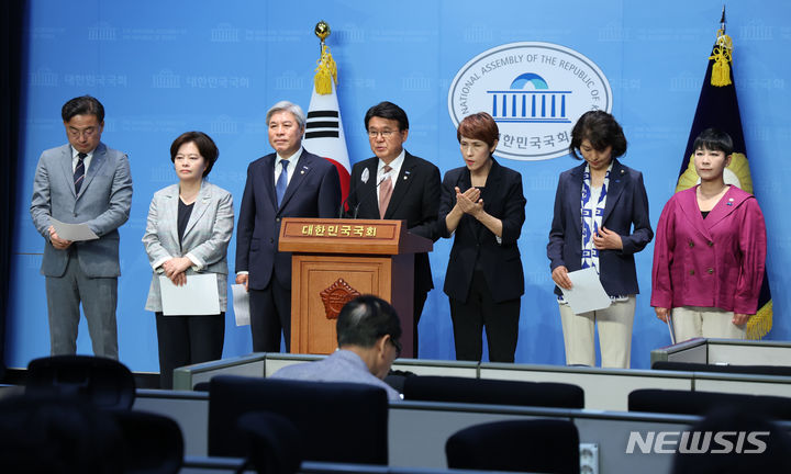 [서울=뉴시스] 고승민 기자 = 황운하 조국혁신당 원내대표와 의원들이 31일 서울 여의도 국회 소통관에서 제22대 국회 당 입법원칙 및 방향 기자회견을 하고 있다. 2024.05.31. kkssmm99@newsis.com