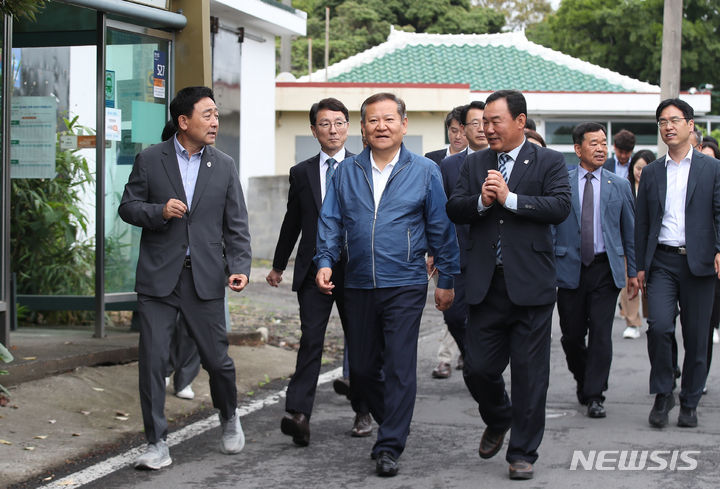 [서귀포=뉴시스] 우장호 기자 = 이상민 행정안전부 장관이 지난 5월31일 오전 서귀포시 남원읍 제주동백마을을 둘러 보고 있다.  행안부의 '고향올래(GO鄕 ALL來)' 사업은 지방소멸 위기와 인구 이동성 증가 등 급변하는 인구정책 환경을 반영해 지방소멸 위기지역에 체류형 생활인구를 유입시켜 지역경제에 활력을 불어넣기 위한 취지로 진행 중이다. 2024.05.31. woo1223@newsis.com