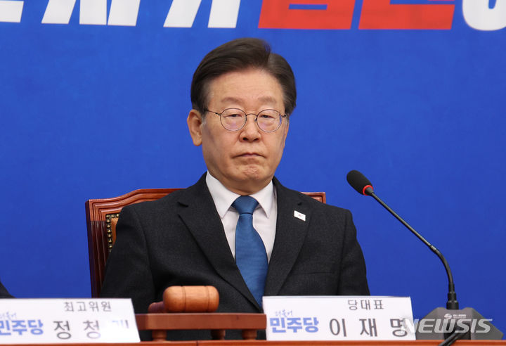 [서울=뉴시스] 고승민 기자 = 이재명 더불어민주당 대표가 31일 서울 여의도 국회에서 열린 최고위원회의에서 최고위원 발언시간 동안 생각에 잠겨 있다. 2024.05.31. kkssmm99@newsis.com