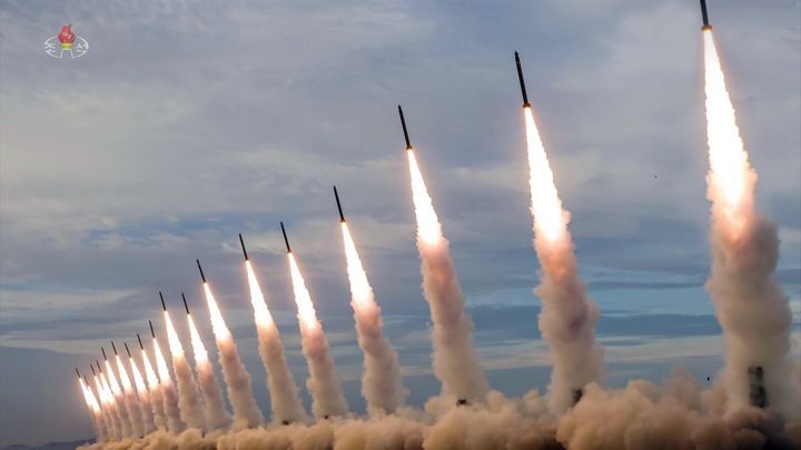 [서울=뉴시스] 북한 조선중앙통신은 김정은 국무위원장 지도하에 지난 30일 초대형 방사포를 동원한 '위력시위사격'을 진행했다고 31일 밝혔다. (사진= 조선중앙TV 캡처 ) 2024.05.31. photo@newsis.com *재판매 및 DB 금지