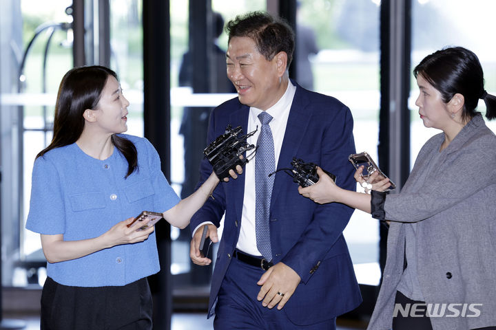 [서울=뉴시스] 최동준 기자 = 한종희 삼성전자 부회장이 31일 서울 중구 신라호텔에서 열린 삼성호암상 시상식에 참석하고 있다. 2024.05.31. photocdj@newsis.com