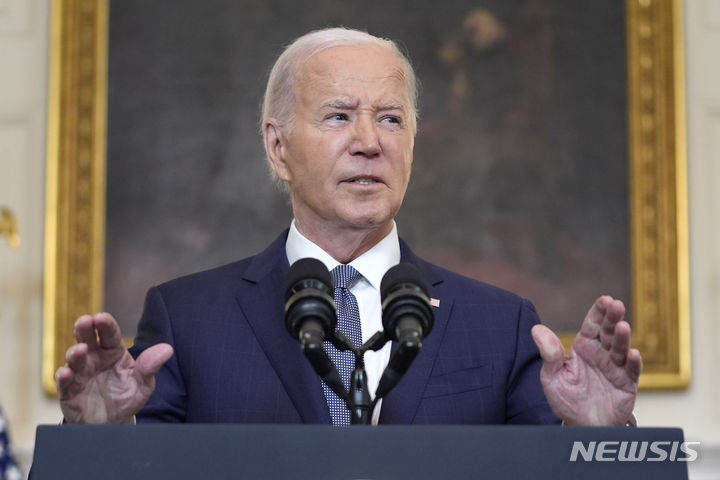 [워싱턴DC=AP/뉴시스]조 바이든 미국 대통령이 지난 31일(현지시각) 워싱턴DC 백악관에서 기자회견하고 있다. 바이든 대통령이 이날 가자 전쟁 평화안을 공개한 것은 베냐민 네타냐후 이스라엘 총리가 발을 빼지 못하도록 하기 위한 것이라고 미 뉴욕타임스(NYT)가 4일 보도했다. 2024.06.05. 