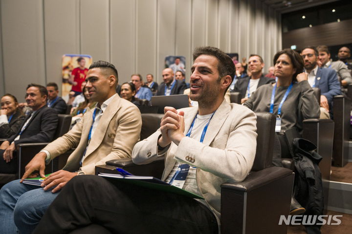 [취리히=AP/뉴시스] 이탈리아 프로축구 세리에A 코모 1907에 부임한 세스크 파브레가스 감독. 2024. 5. 27.