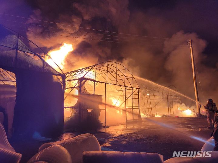 [대구·안동=뉴시스] 지난달 31일 오후 10시39분께 대구 군위군 효령면의 한 비닐하우스형 창고에서 불이 나 소방당국이 진화작업을 하고 있다. (사진=대구소방본부 제공) 2024.06.01. photo@newsis.com