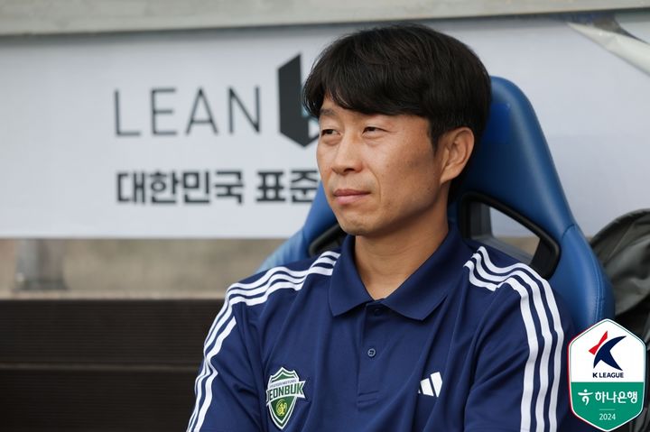 [서울=뉴시스] 프로축구 K리그1 김두현 전북 현대 감독이 지난 1일 울산 HD와의 '하나은행 K리그1 16라운드'에서 0-1로 패배했다. (사진=한국프로축구연맹 제공) 2024.06.01. *재판매 및 DB 금지