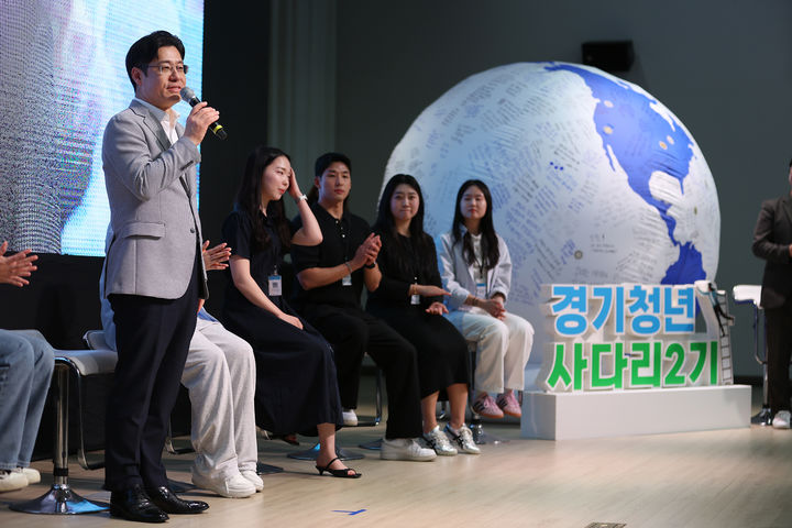 [수원=뉴시스] 1일 오후 화성 YBM연수원에서 열린 경기청년 사다리 프로그램 2기 발대식에서 오병권 행정1부지사가 2기 사다리즈와의 소통시간을 가지고 있다. (사진=경기도 제공) 2024.05.31. photo@newsis.com *재판매 및 DB 금지