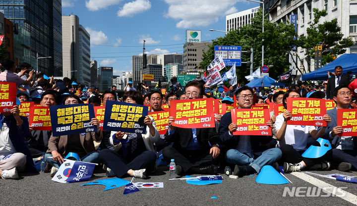 [서울=뉴시스] 김근수 기자 = 이재명 더불어민주당 대표를 비롯한 당직자들이 1일 서울 중구 서울역 인근에서 열린 더불어민주당 '해병대원 특검법, 국민이 승리한다' 윤석열정권 규탄 및 해병대원 특검법 관철을 위한 범국민 대회에서 피켓을 들고 구호를 외치고 있다. 2024.06.01. ks@newsis.com