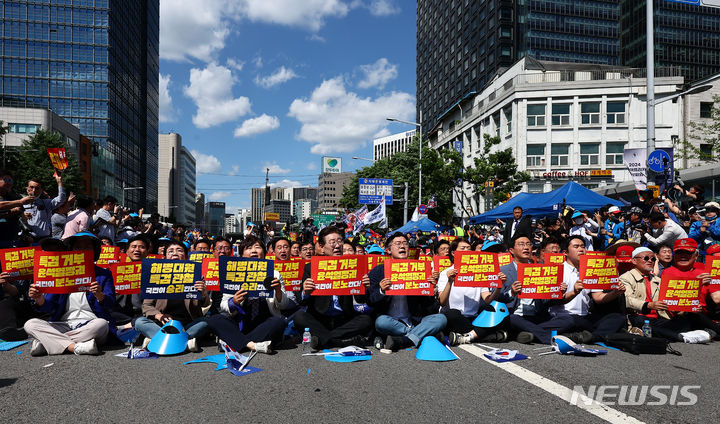[서울=뉴시스] 김근수 기자 = 이재명 더불어민주당 대표를 비롯한 당직자들이 1일 서울 중구 서울역 인근에서 열린 더불어민주당 '해병대원 특검법, 국민이 승리한다' 윤석열정권 규탄 및 해병대원 특검법 관철을 위한 범국민 대회에서 피켓을 들고 구호를 외치고 있다. 2024.06.01. ks@newsis.com