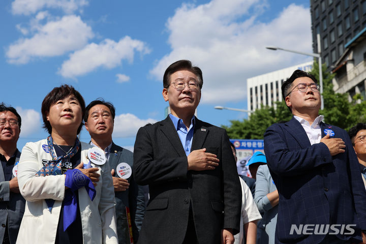 [서울=뉴시스] 김근수 기자 = 이재명 더불어민주당 대표를 비롯한 당직자들이 1일 서울 중구 서울역 인근에서 열린 더불어민주당 '해병대원 특검법, 국민이 승리한다' 윤석열정권 규탄 및 해병대원 특검법 관철을 위한 범국민 대회에서 국민의례를 하고 있다. 2024.06.01. ks@newsis.com