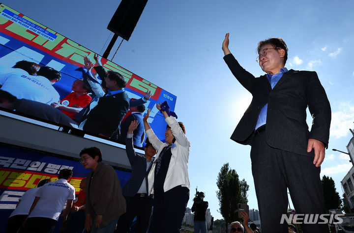 [서울=뉴시스] 김근수 기자 = 이재명 더불어민주당 대표가 1일 서울 중구 서울역 인근에서 열린 더불어민주당 '해병대원 특검법, 국민이 승리한다' 윤석열정권 규탄 및 해병대원 특검법 관철을 위한 범국민 대회에서 해병대원 특검법 관철 촉구 피켓 퍼포먼스를 마친 뒤 인사를 하고 있다. 2024.06.01. ks@newsis.com