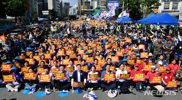 [서울=뉴시스] 김근수 기자 = 이재명 더불어민주당 대표가 박찬대 원내대표 등 소속 의원 및 참석자들이 1일 오후 서울 중구 서울역 인근에서 열린 윤석열정권 규탄 및 해병대원 특검법 관철을 위한 범국민대회에서 구호를 외치고 있다. (공동취재) 2024.06.01. photo@newsis.com