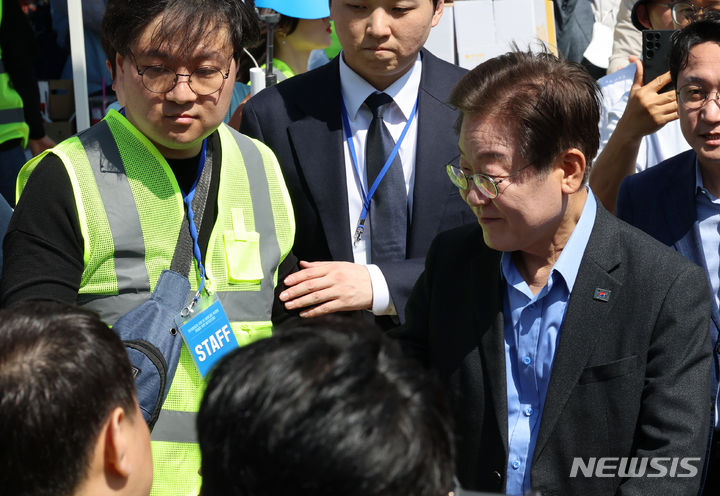[서울=뉴시스] 김근수 기자 = 이재명 더불어민주당 대표가 1일 서울 중구 서울역 인근에서 열린 더불어민주당 '해병대원 특검법, 국민이 승리한다' 윤석열정권 규탄 및 해병대원 특검법 관철을 위한 범국민 대회에서 참석자들과 인사를 나누고 있다. 2024.06.01. ks@newsis.com