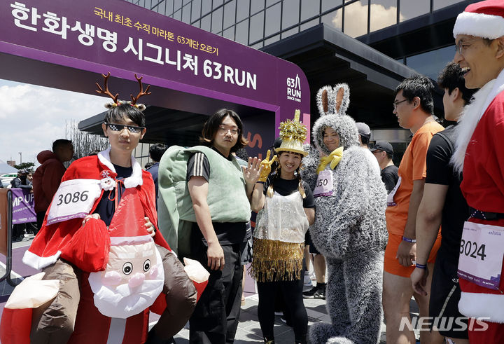 [서울=뉴시스] 최동준 기자 = 1일 서울 영등포구 63빌딩에서 열린 제20회 한화생명 시그니처 63 RUN 대회 참가들이 이색복장으로 계단을 오르고 위해 대기하고 있다. 2024.06.01. photocdj@newsis.com