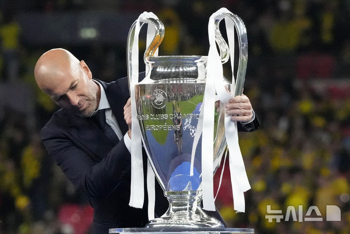 [런던=AP/뉴시스]프랑스 축구 영웅 지네딘 지단. 2024.06.02.