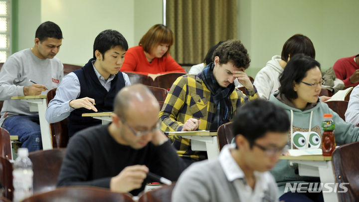 [서울=뉴시스] 지난 2024년 6월 2일 오전 서울 동대문구 경희대학교에서 한국어능력시험(TOPIK)이 실시된 가운데 응시생들이 시험을 치르는 모습. (사진=뉴시스 DB) 2024.06.02. photo@newsis.com