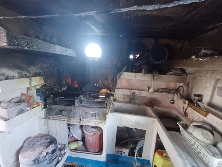 [태안=뉴시스] 지난 1일 오전 11시 30분쯤 충남 태안 신진도리 선착장에서 정박 중인 30톤급 어선 A호에 불이 나 30분만에 꺼졌다. 사진은 화재 진압 후 찍은 A호 내부 모습. (사진=태안소방서 제공) 2024.06.02. *재판매 및 DB 금지